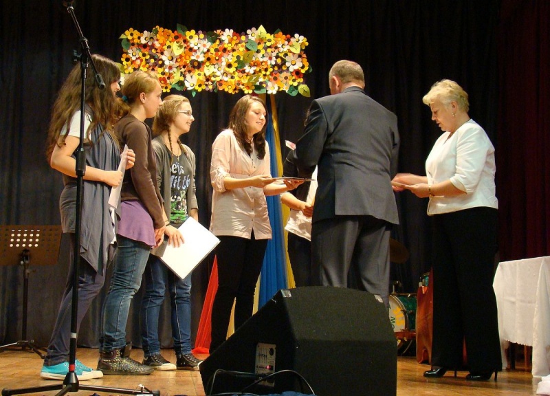 Zdjęcie w galerii na portalu naszwodzislaw.com: Starosta wręczył zwycięzcom dyplomy wiadomości z regionu