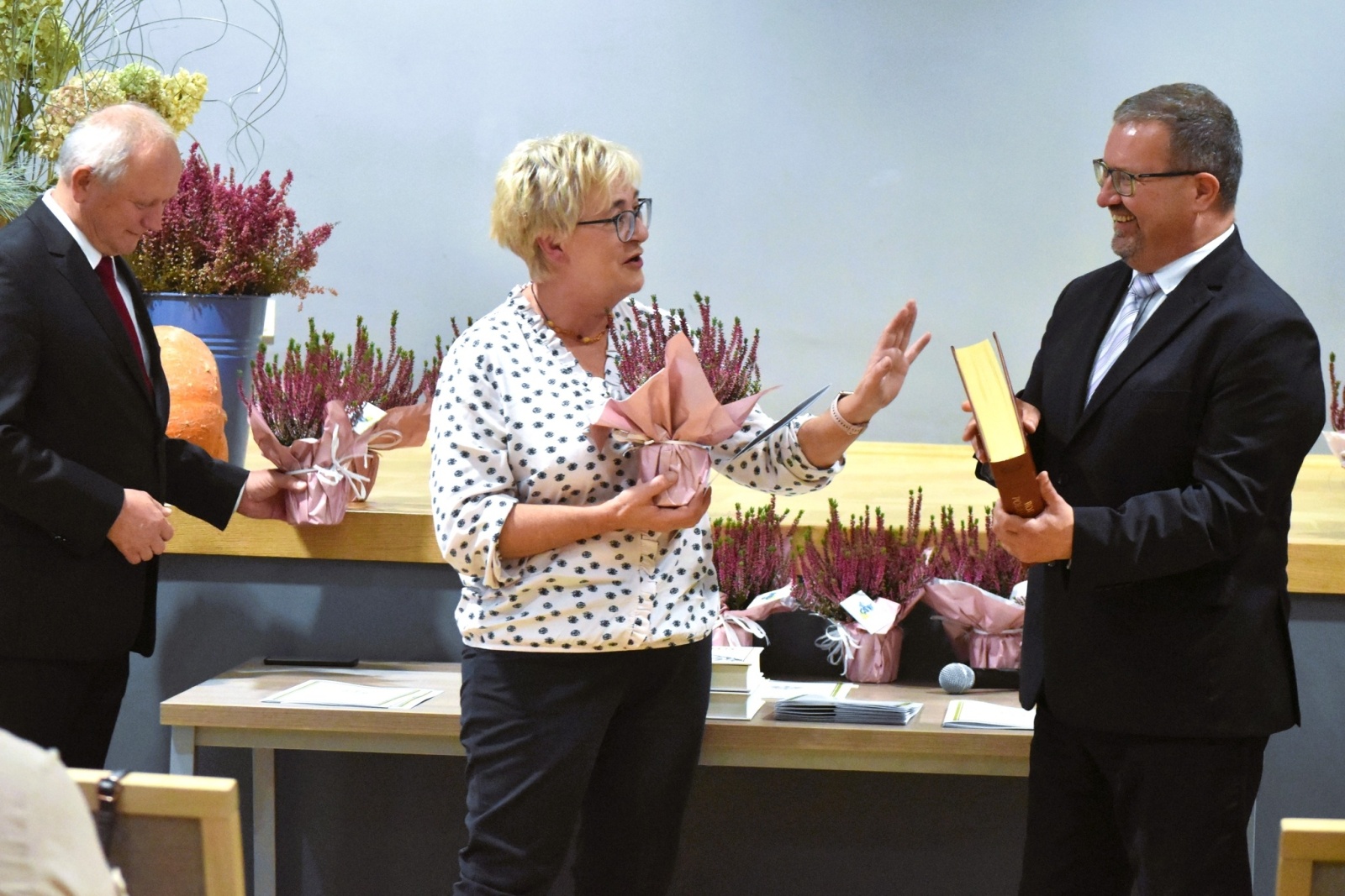 Zdjęcie w galerii na portalu naszwodzislaw.com: DEN w Gminie Godów. Wójt życzył nauczycielom spełnienia obietnic [FOTO] wiadomości z regionu