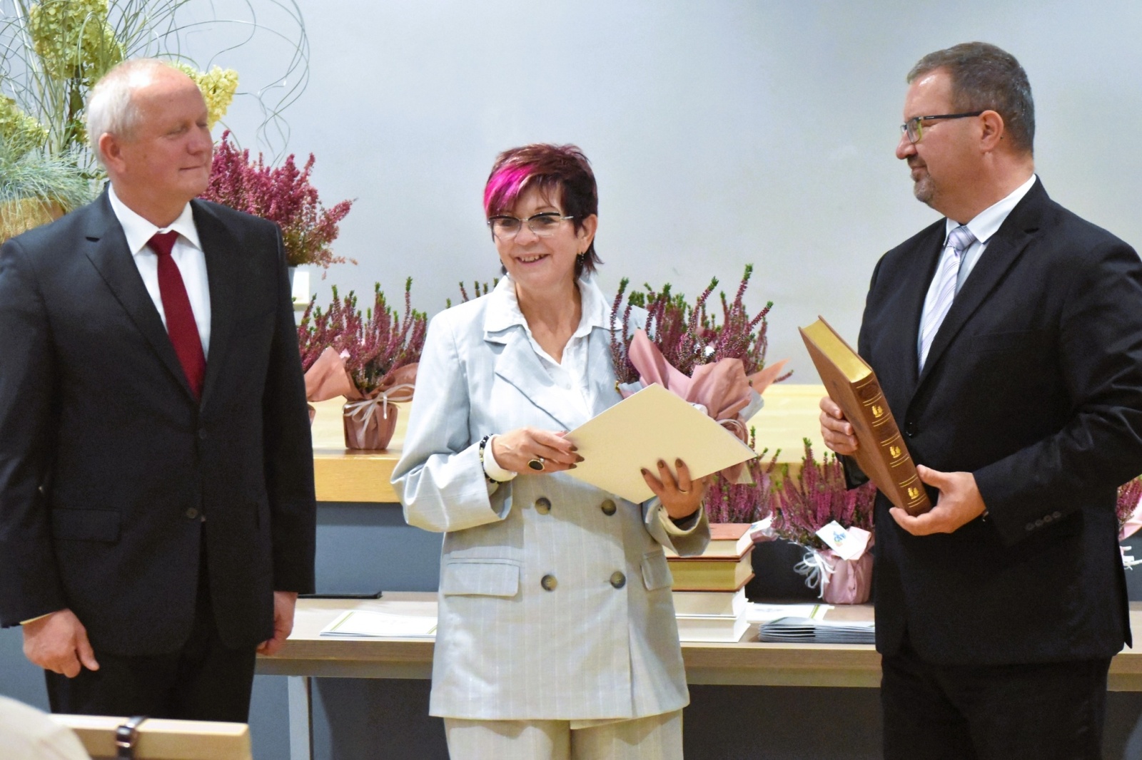 Zdjęcie w galerii na portalu naszwodzislaw.com: DEN w Gminie Godów. Wójt życzył nauczycielom spełnienia obietnic [FOTO] wiadomości z regionu