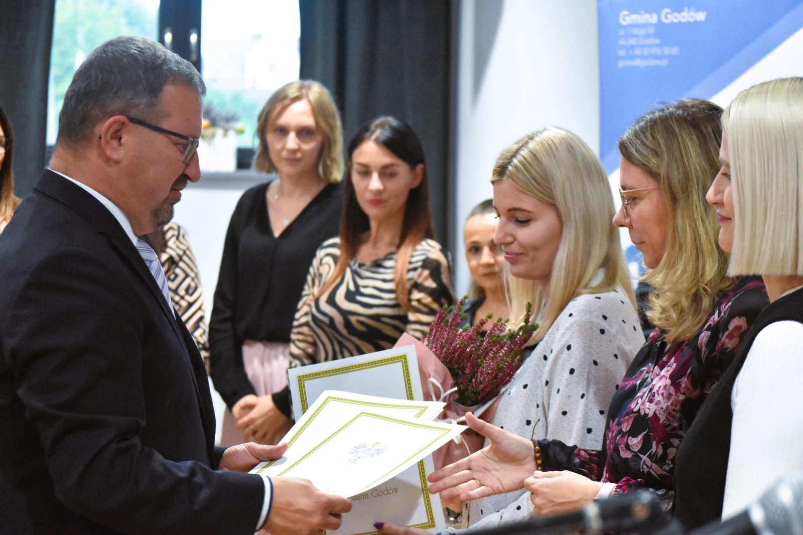 Zdjęcie w galerii na portalu naszwodzislaw.com: DEN w Gminie Godów. Wójt życzył nauczycielom spełnienia obietnic [FOTO] wiadomości z regionu