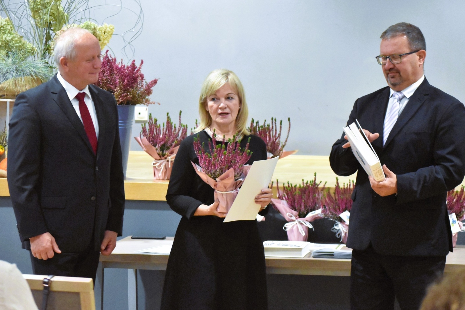 Zdjęcie w galerii na portalu naszwodzislaw.com: DEN w Gminie Godów. Wójt życzył nauczycielom spełnienia obietnic [FOTO] wiadomości z regionu