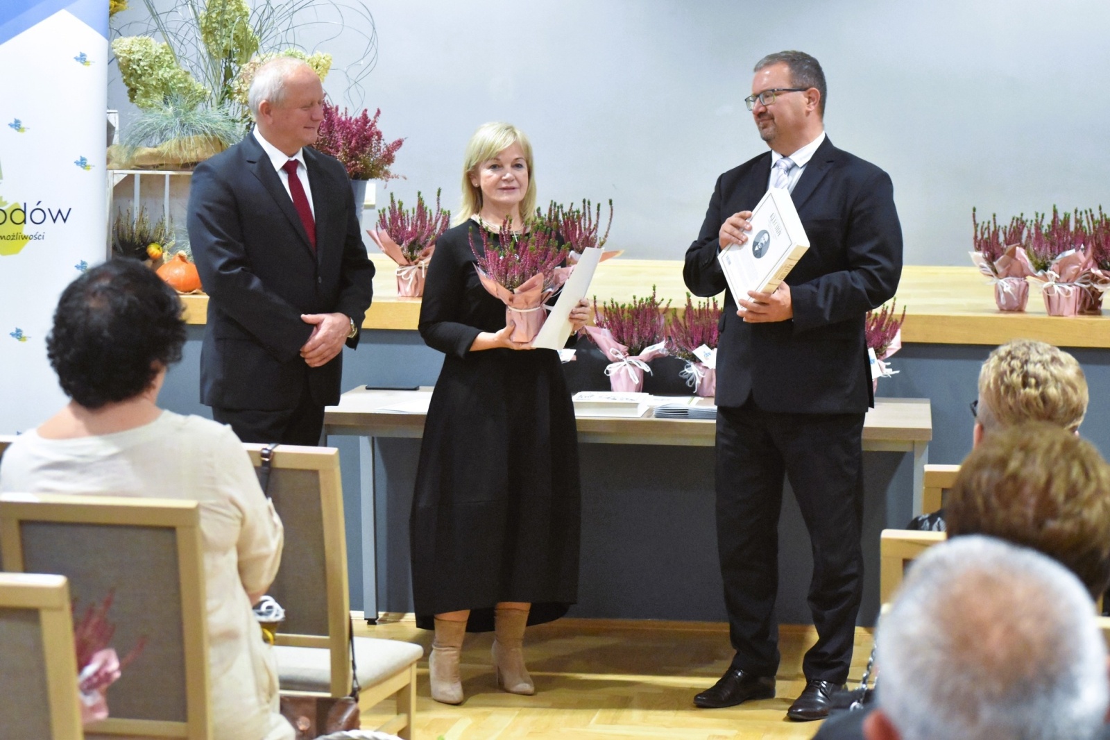 Zdjęcie w galerii na portalu naszwodzislaw.com: DEN w Gminie Godów. Wójt życzył nauczycielom spełnienia obietnic [FOTO] wiadomości z regionu