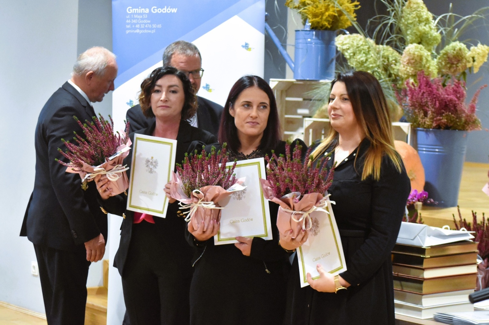 Zdjęcie w galerii na portalu naszwodzislaw.com: DEN w Gminie Godów. Wójt życzył nauczycielom spełnienia obietnic [FOTO] wiadomości z regionu