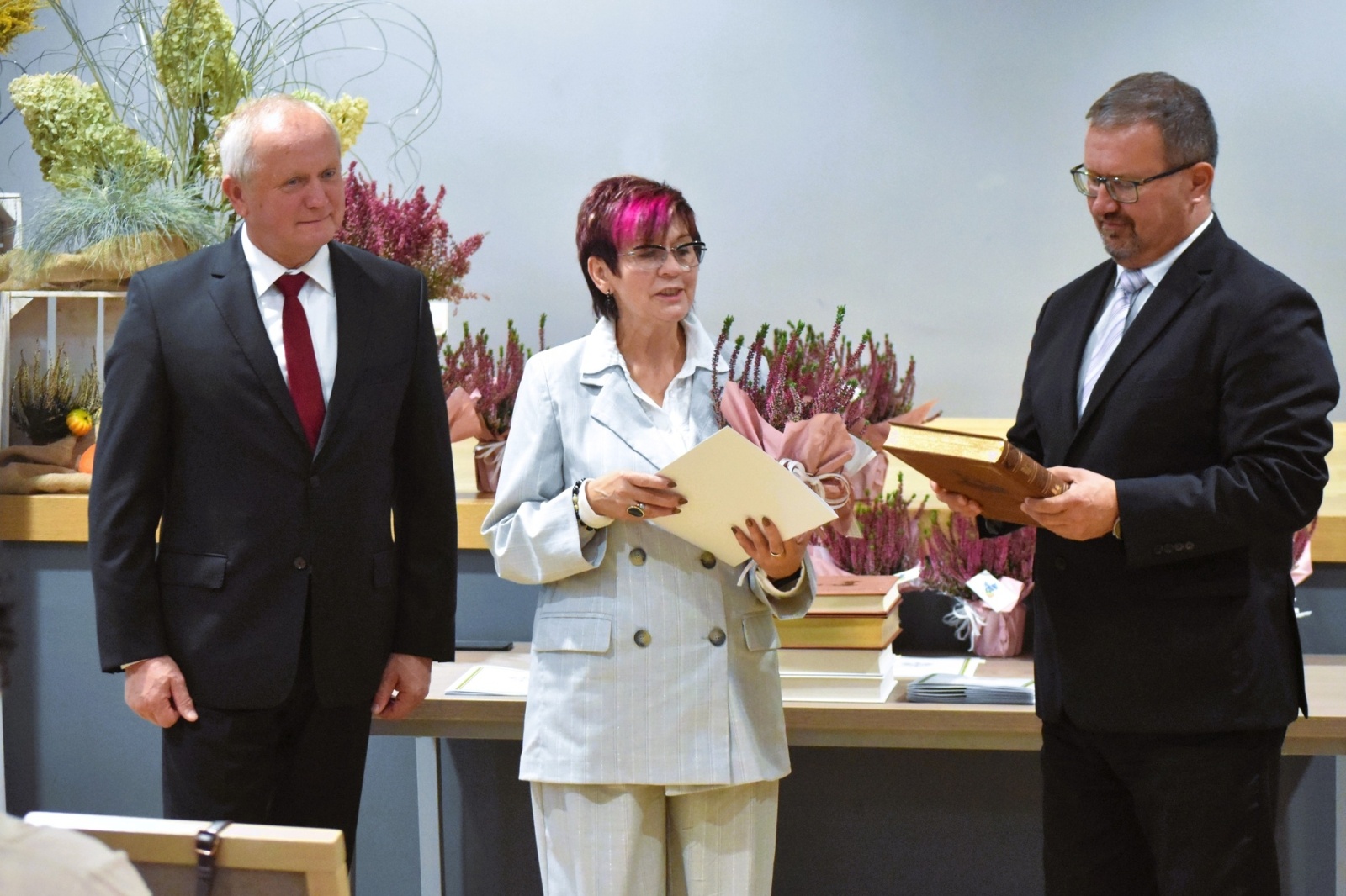 Zdjęcie w galerii na portalu naszwodzislaw.com: DEN w Gminie Godów. Wójt życzył nauczycielom spełnienia obietnic [FOTO] wiadomości z regionu