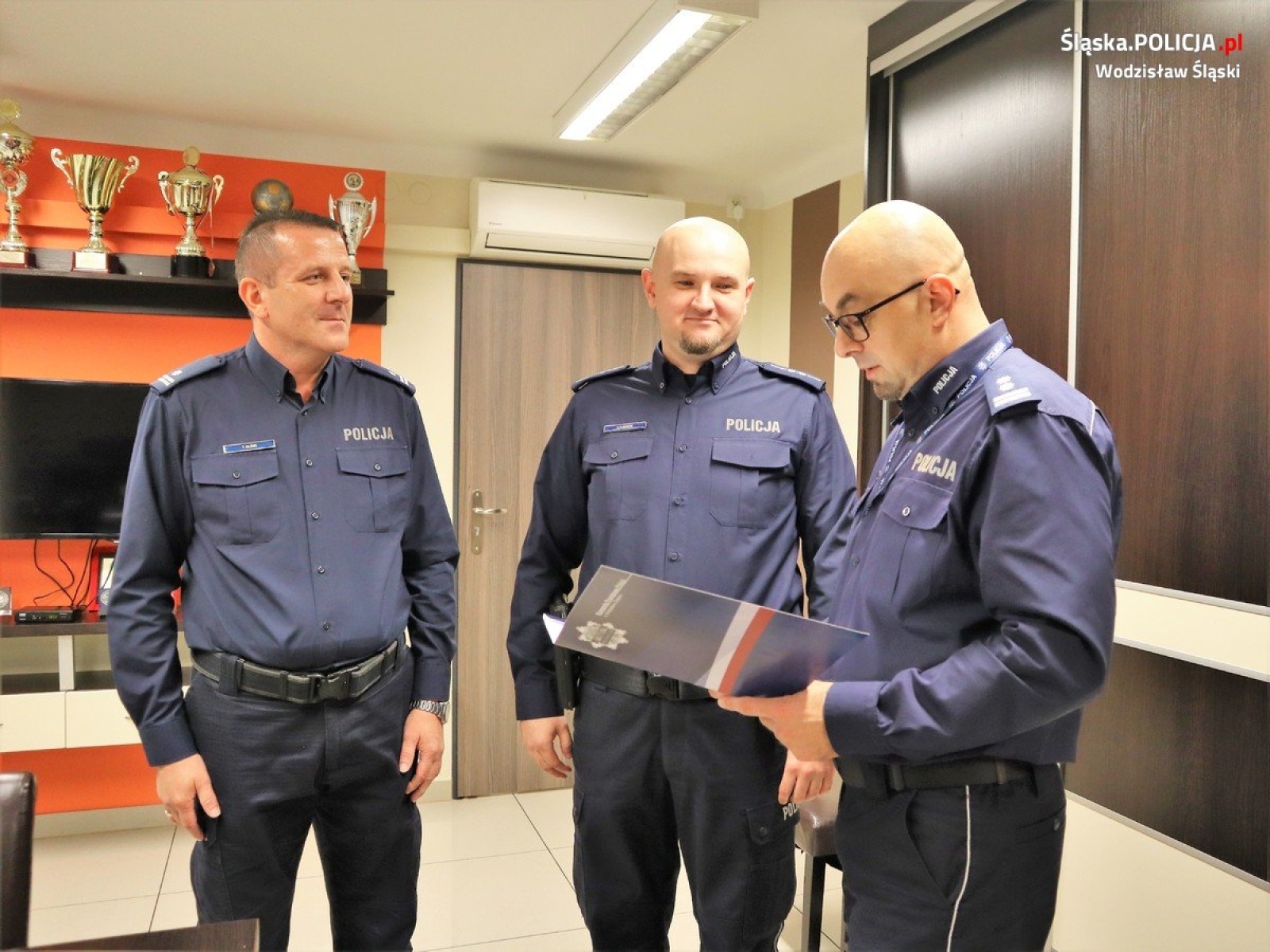 Zdjęcie w galerii na portalu naszwodzislaw.com: Policjant z Gorzyc z gratulacjami od komendanta wiadomości z regionu