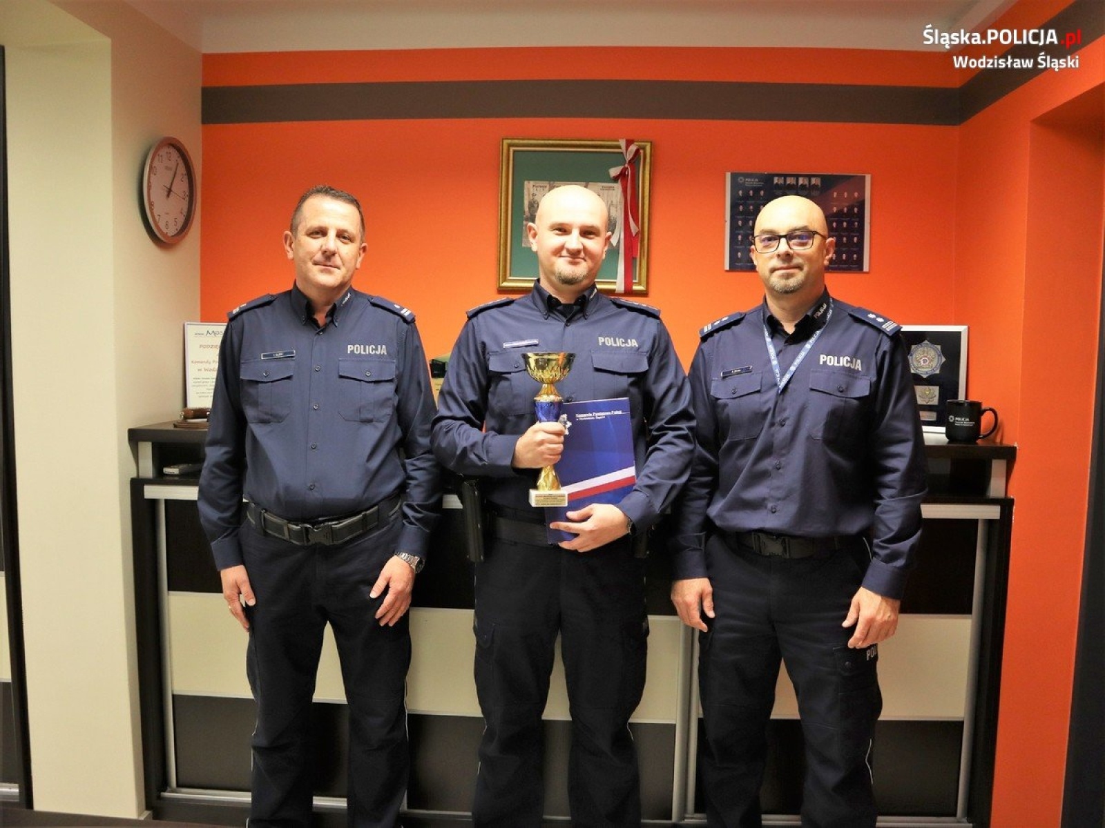 Zdjęcie w galerii na portalu naszwodzislaw.com: Policjant z Gorzyc z gratulacjami od komendanta wiadomości z regionu