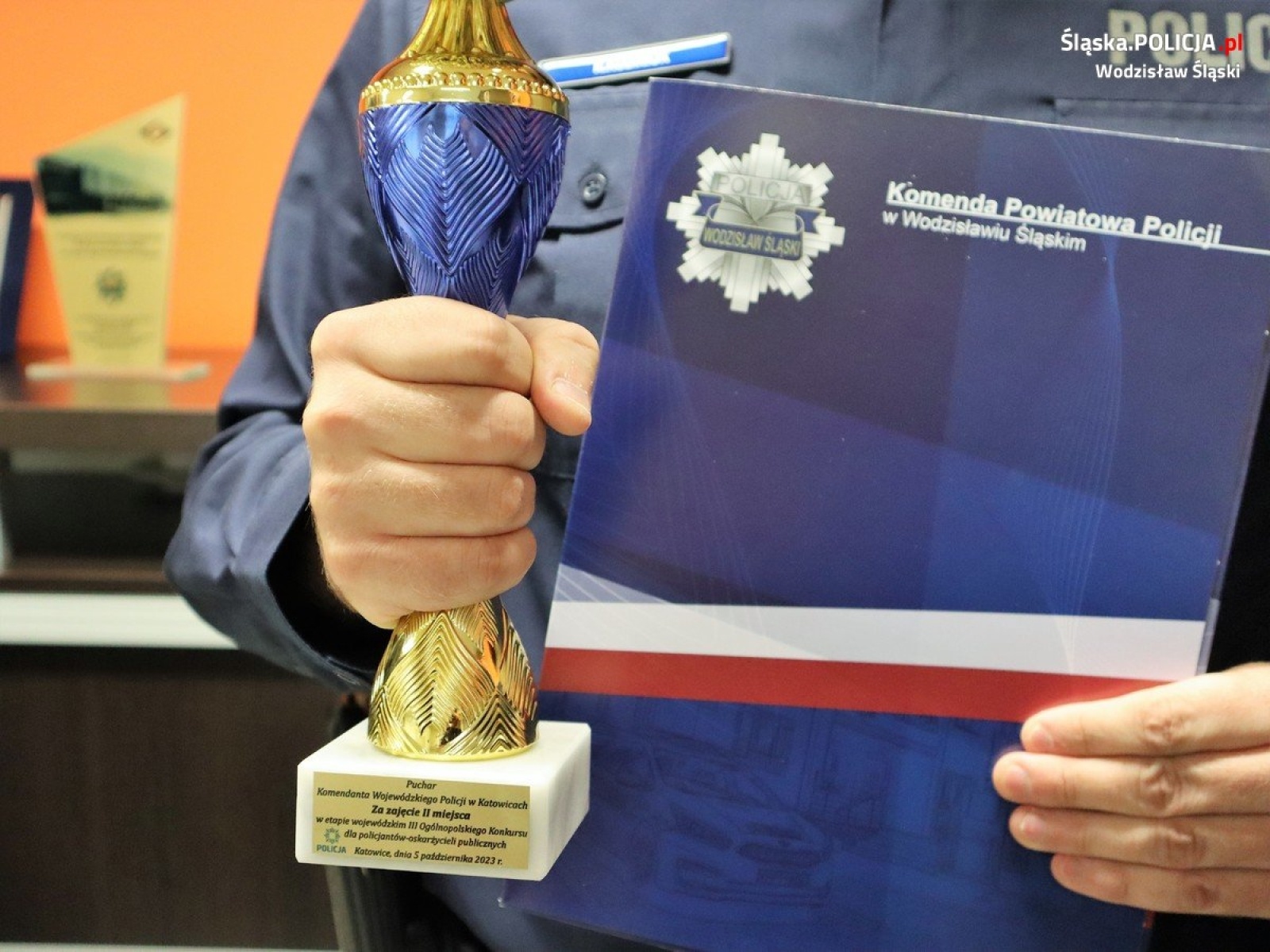 Zdjęcie w galerii na portalu naszwodzislaw.com: Policjant z Gorzyc z gratulacjami od komendanta wiadomości z regionu
