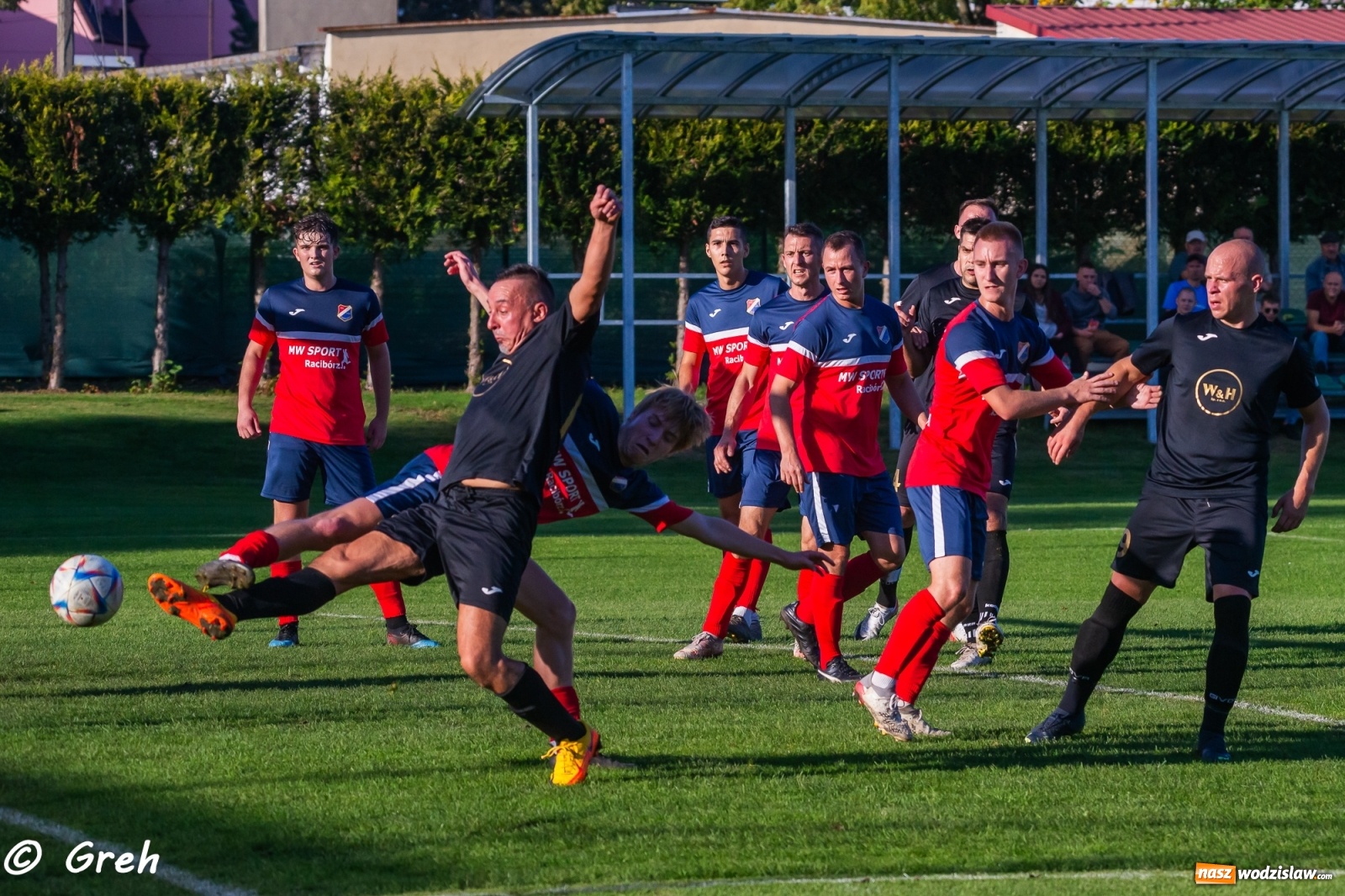 Zdjęcie w galerii na portalu naszwodzislaw.com: Wyrównany bój Kolejarza i Rozwoju zakończony podziałem punktów [FOTO] wiadomości z regionu