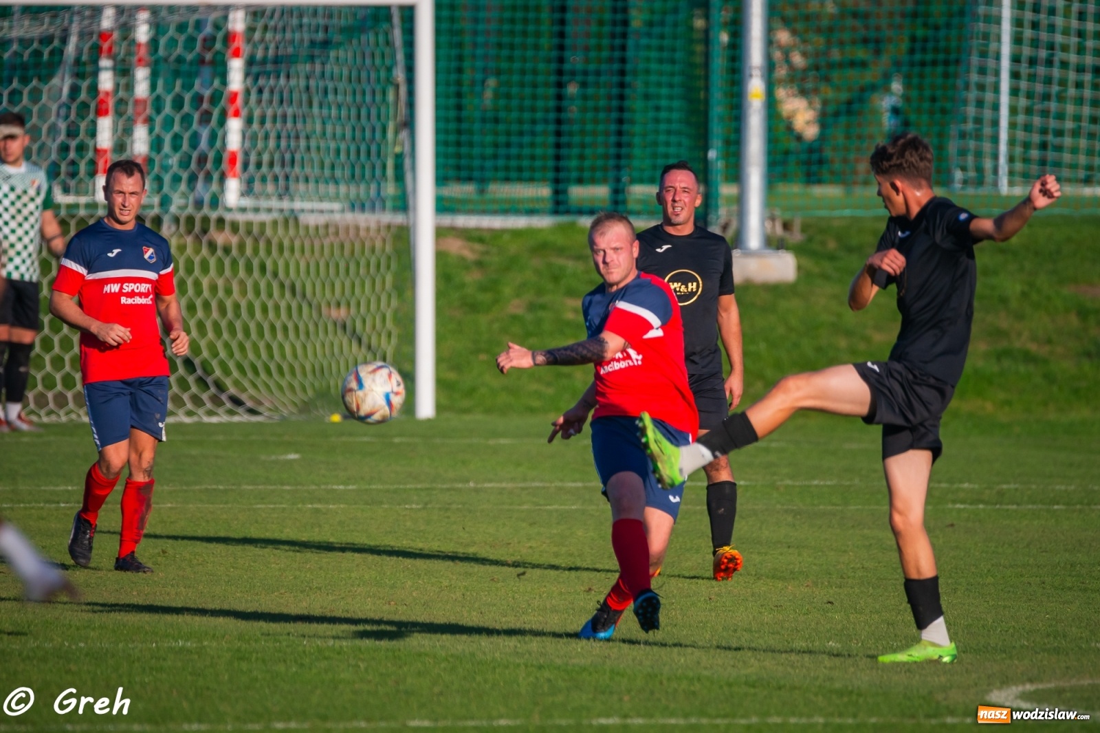 Zdjęcie w galerii na portalu naszwodzislaw.com: Wyrównany bój Kolejarza i Rozwoju zakończony podziałem punktów [FOTO] wiadomości z regionu