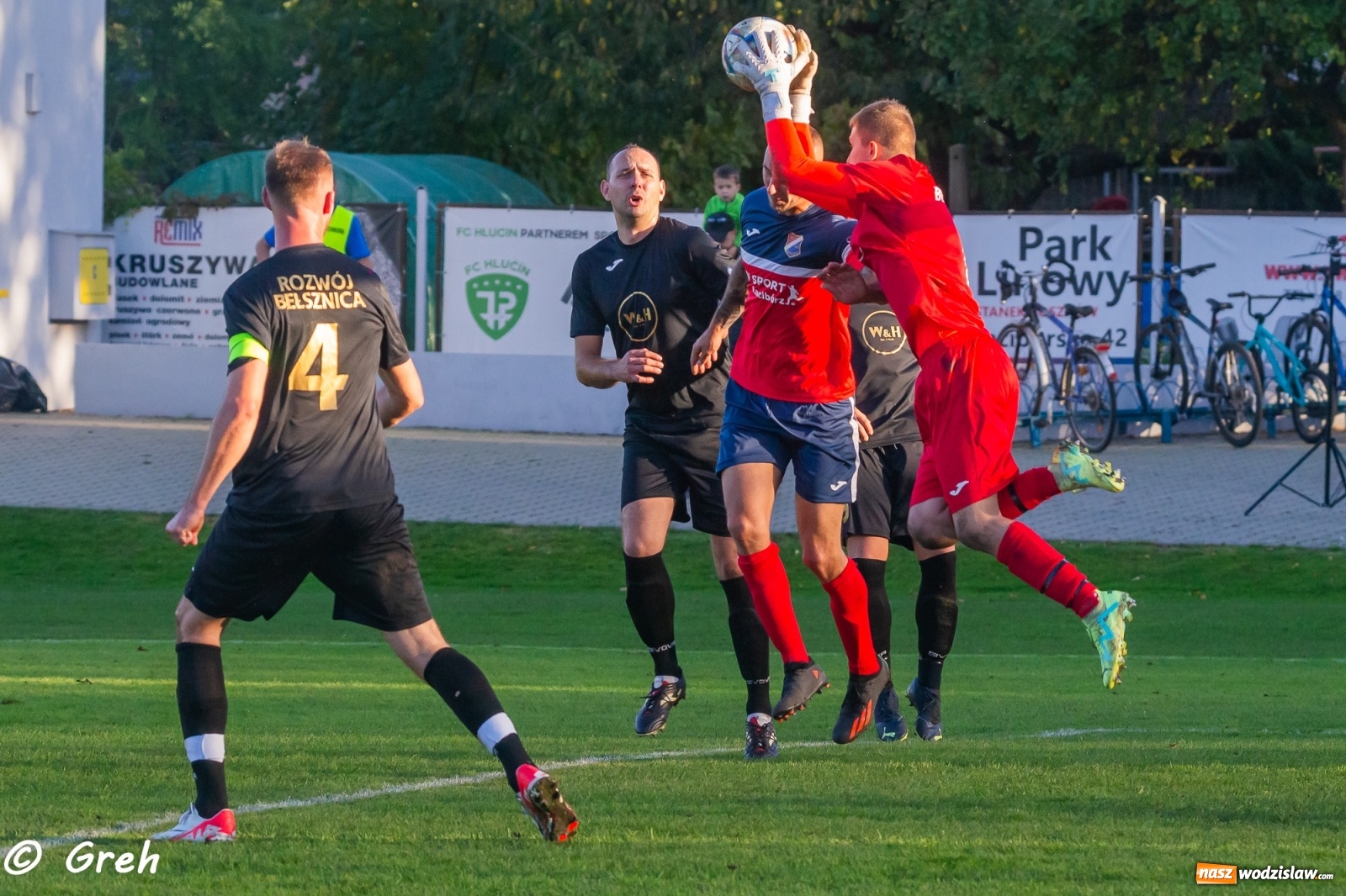 Zdjęcie w galerii na portalu naszwodzislaw.com: Wyrównany bój Kolejarza i Rozwoju zakończony podziałem punktów [FOTO] wiadomości z regionu