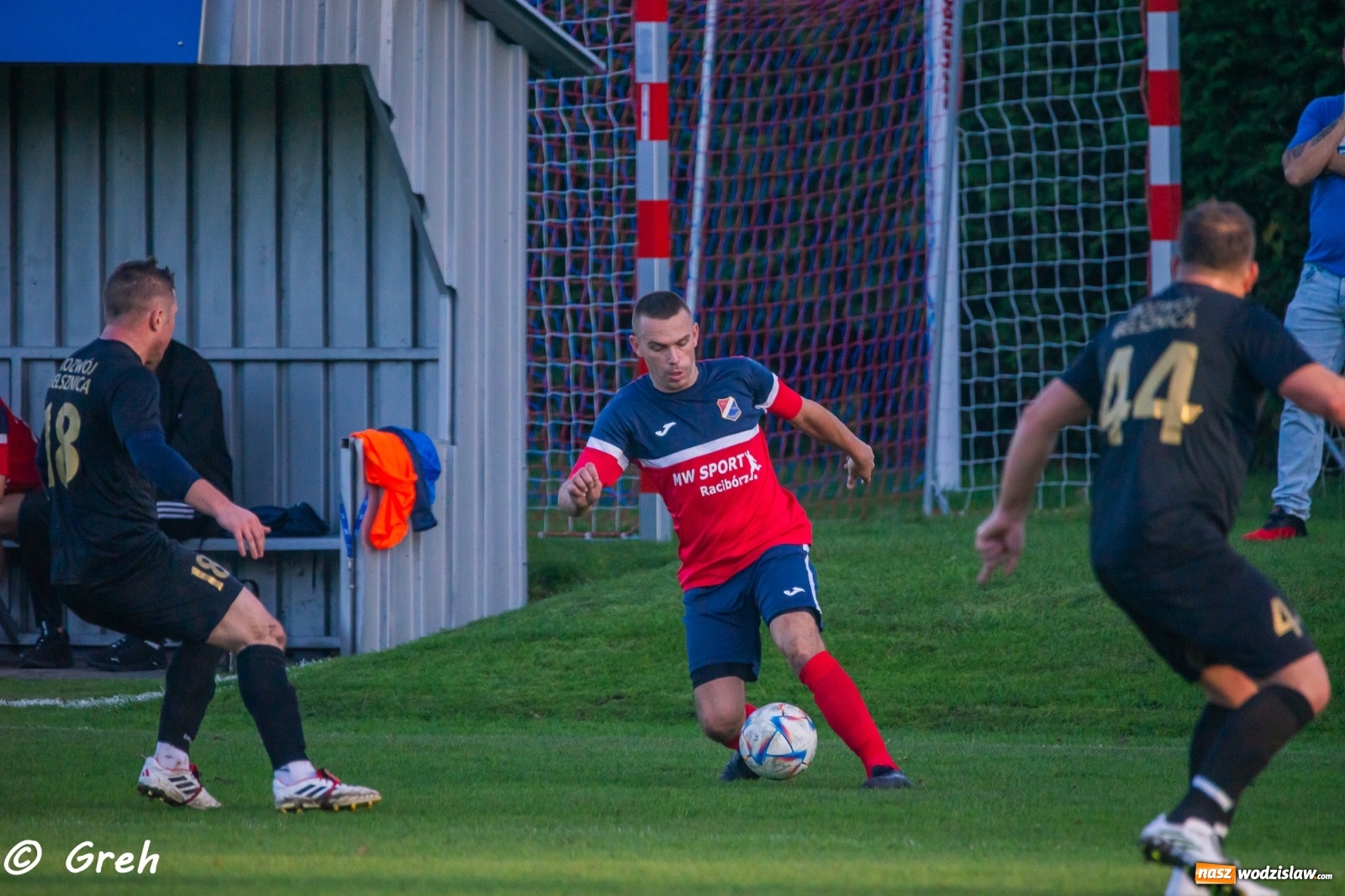 Zdjęcie w galerii na portalu naszwodzislaw.com: Wyrównany bój Kolejarza i Rozwoju zakończony podziałem punktów [FOTO] wiadomości z regionu