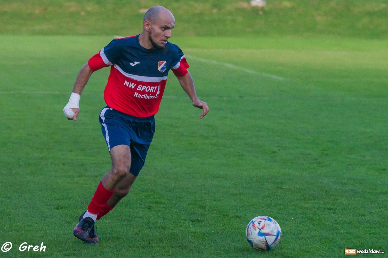 Zdjęcie w galerii na portalu naszwodzislaw.com: Wyrównany bój Kolejarza i Rozwoju zakończony podziałem punktów [FOTO] wiadomości z regionu