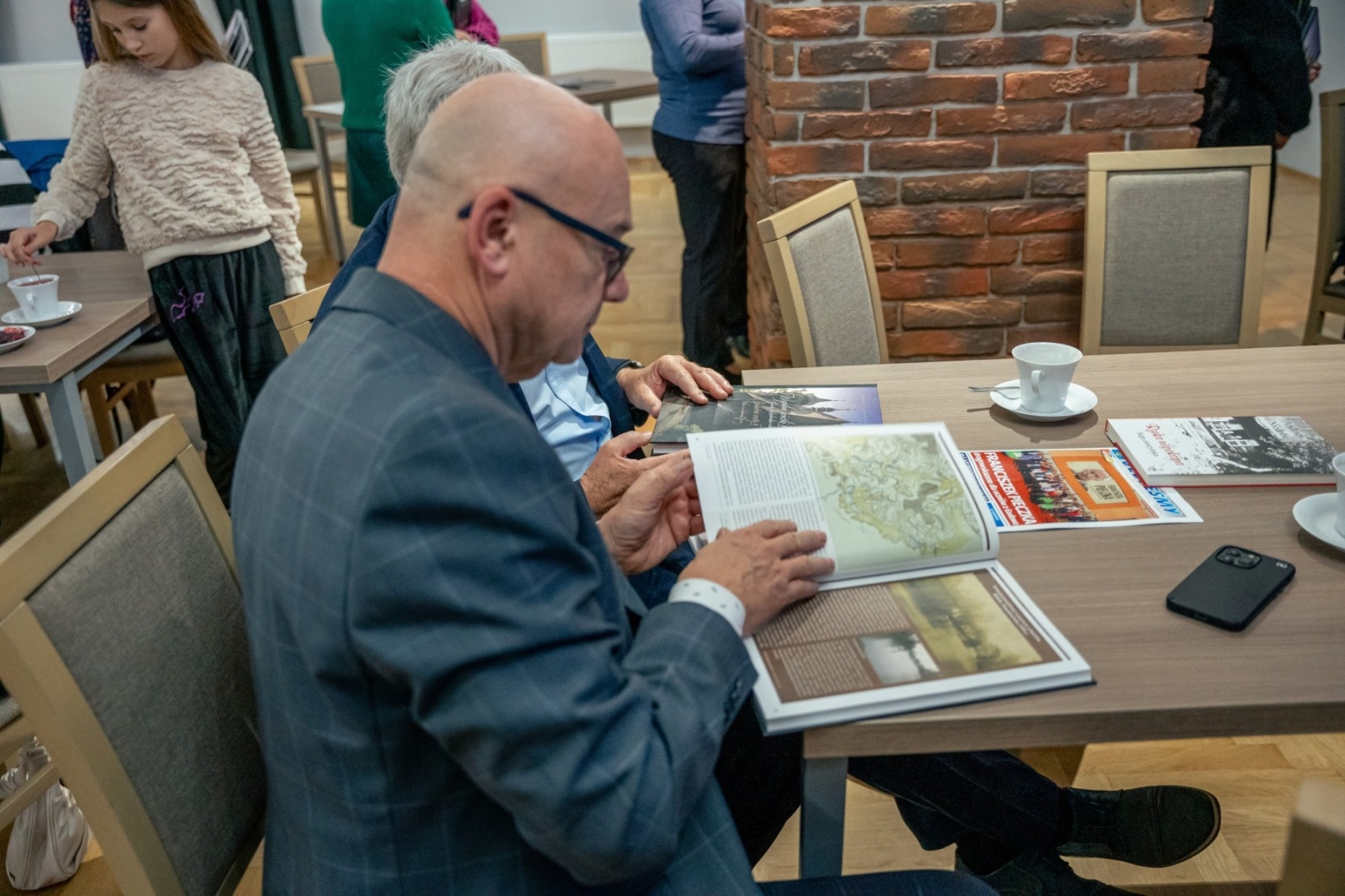 Zdjęcie w galerii na portalu naszwodzislaw.com: Wspólne ścieżki II. Gminy na królewskim szlaku. Promocja najnowszej publikacji za nami wiadomości z regionu