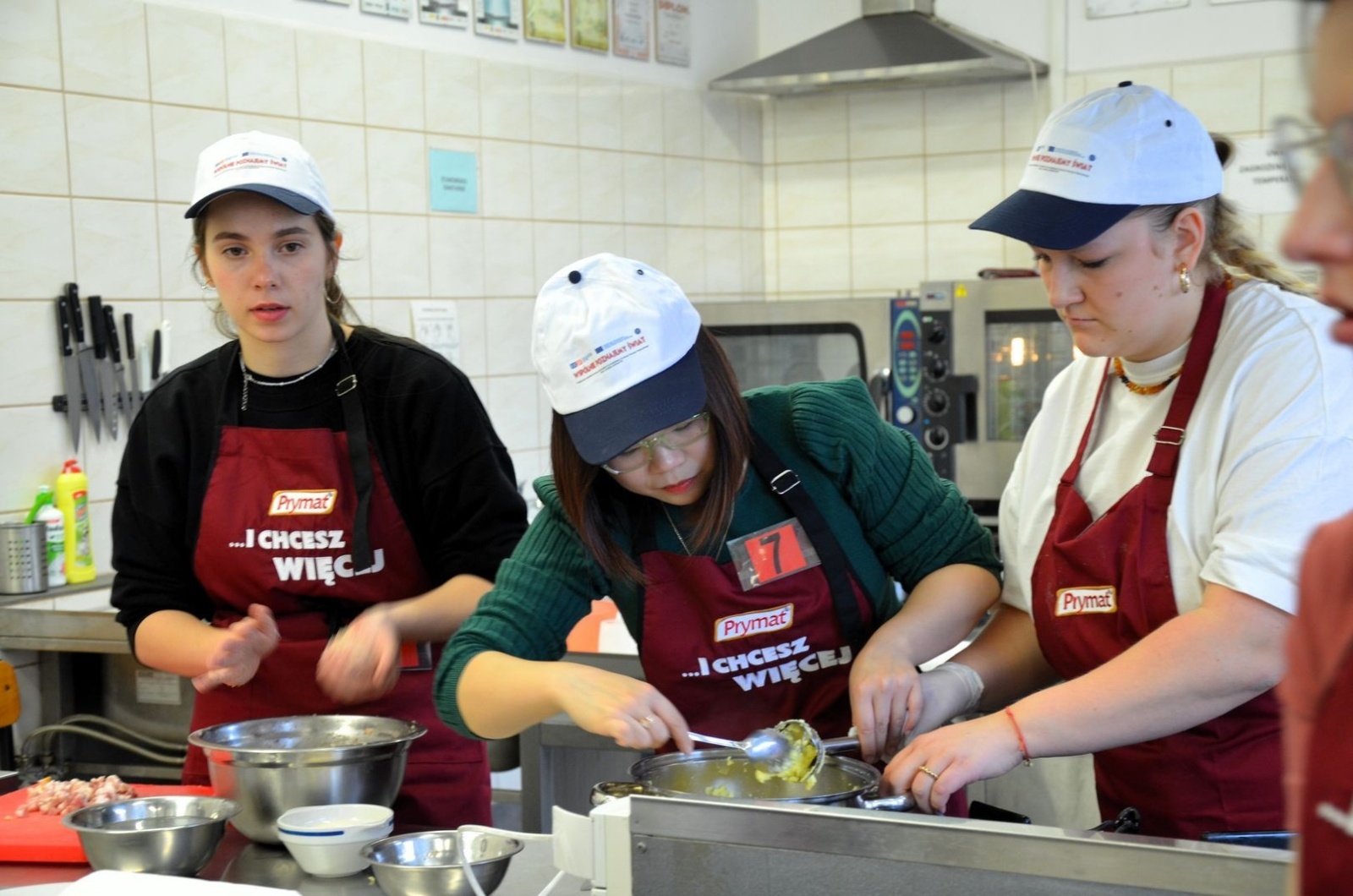 Zdjęcie w galerii na portalu naszwodzislaw.com: W Ekonomiku gotowali w międzynarodowym towarzystwie wiadomości z regionu