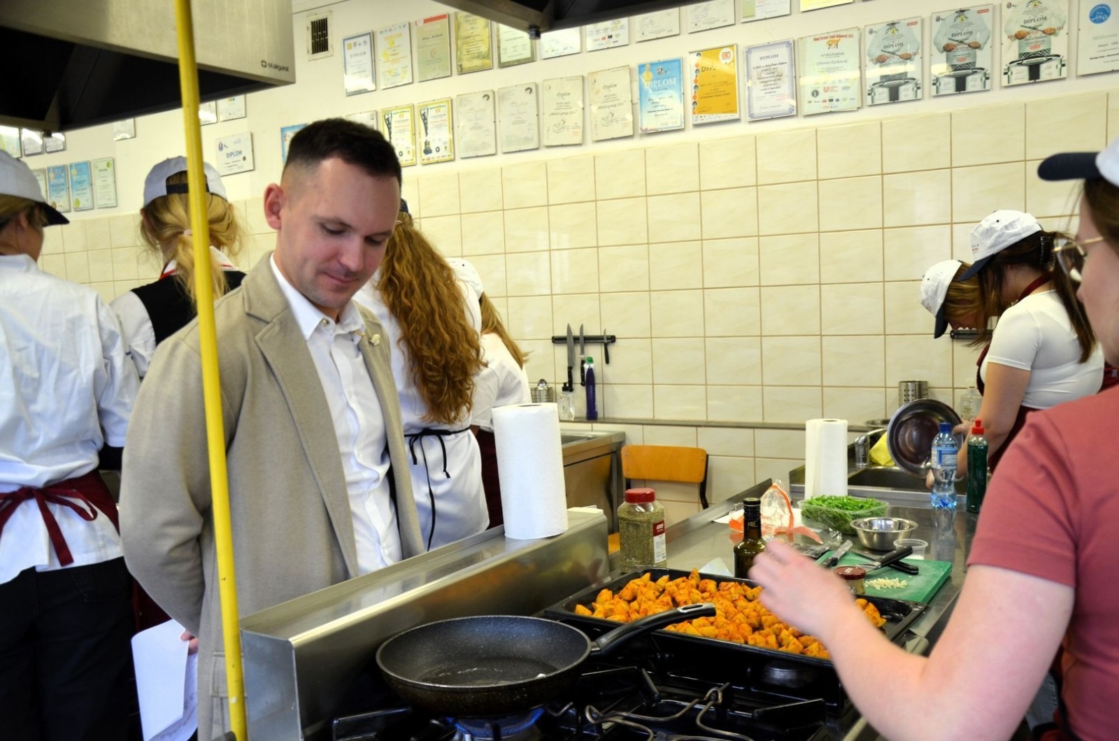 Zdjęcie w galerii na portalu naszwodzislaw.com: W Ekonomiku gotowali w międzynarodowym towarzystwie wiadomości z regionu