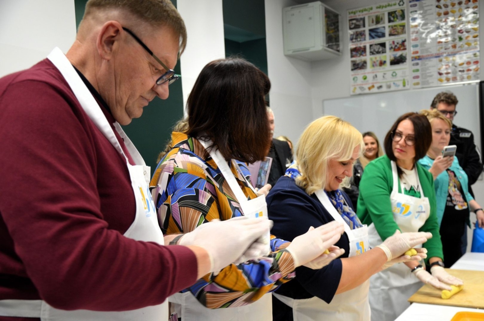 Zdjęcie w galerii na portalu naszwodzislaw.com: W Ekonomiku gotowali w międzynarodowym towarzystwie wiadomości z regionu