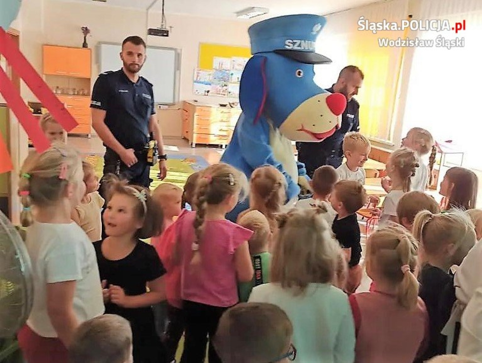 Zdjęcie w galerii na portalu naszwodzislaw.com: Dzielnicowi na spotkaniach z najmłodszymi wiadomości z regionu