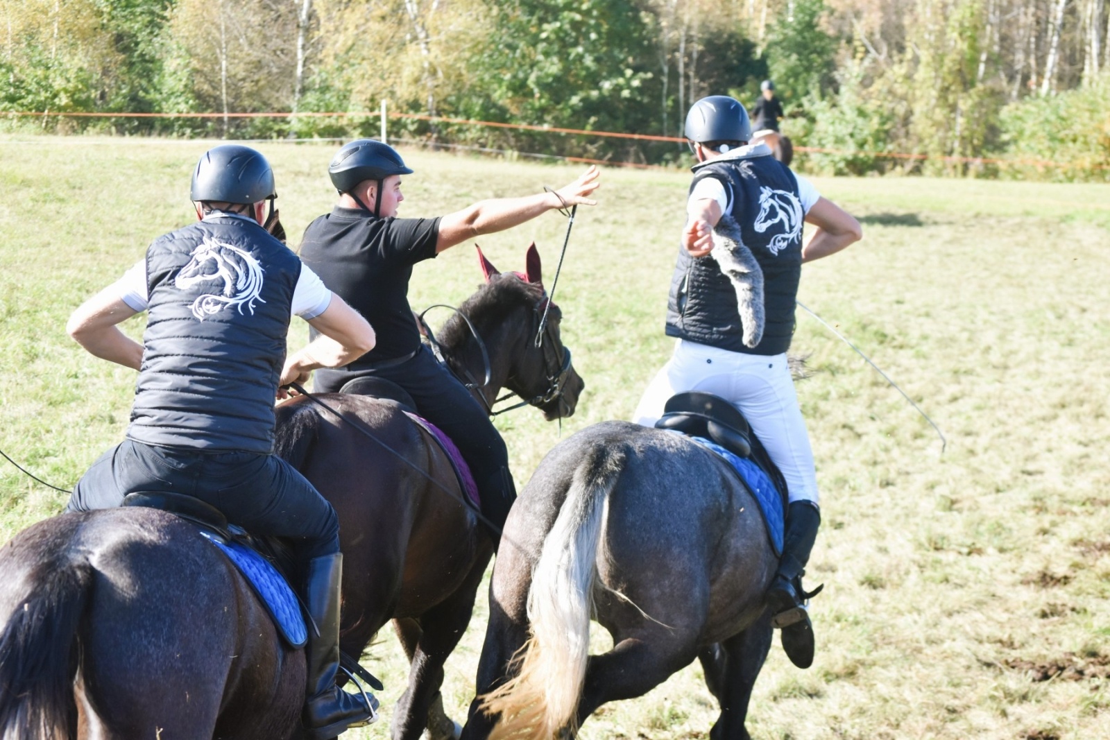 Zdjęcie w galerii na portalu naszwodzislaw.com: Pogonią za lisem zakończyli sezon jeździecki wiadomości z regionu