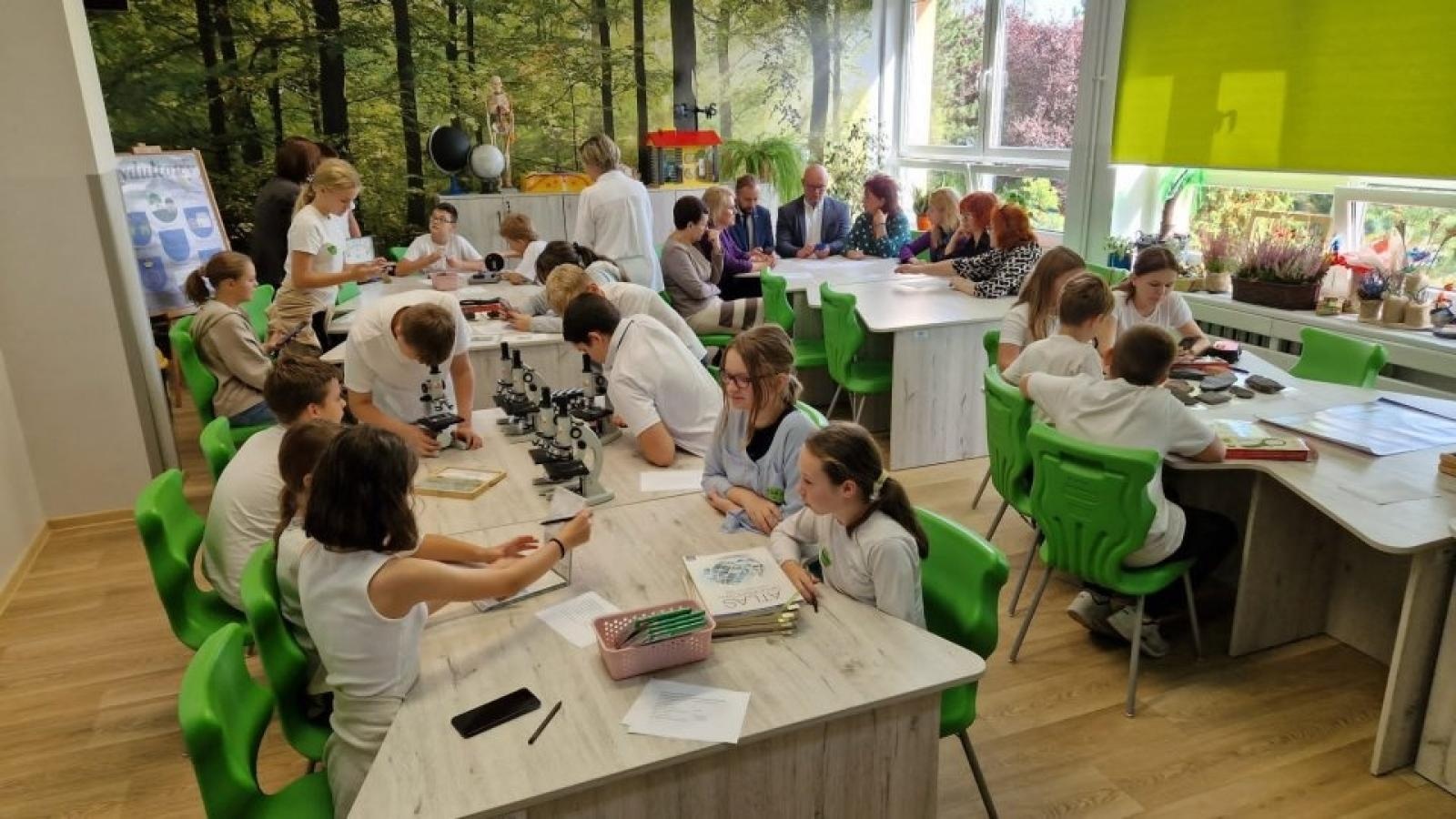 Zdjęcie w galerii na portalu naszwodzislaw.com: Zielona Pracownia w rydułtowskiej Dwójce wiadomości z regionu