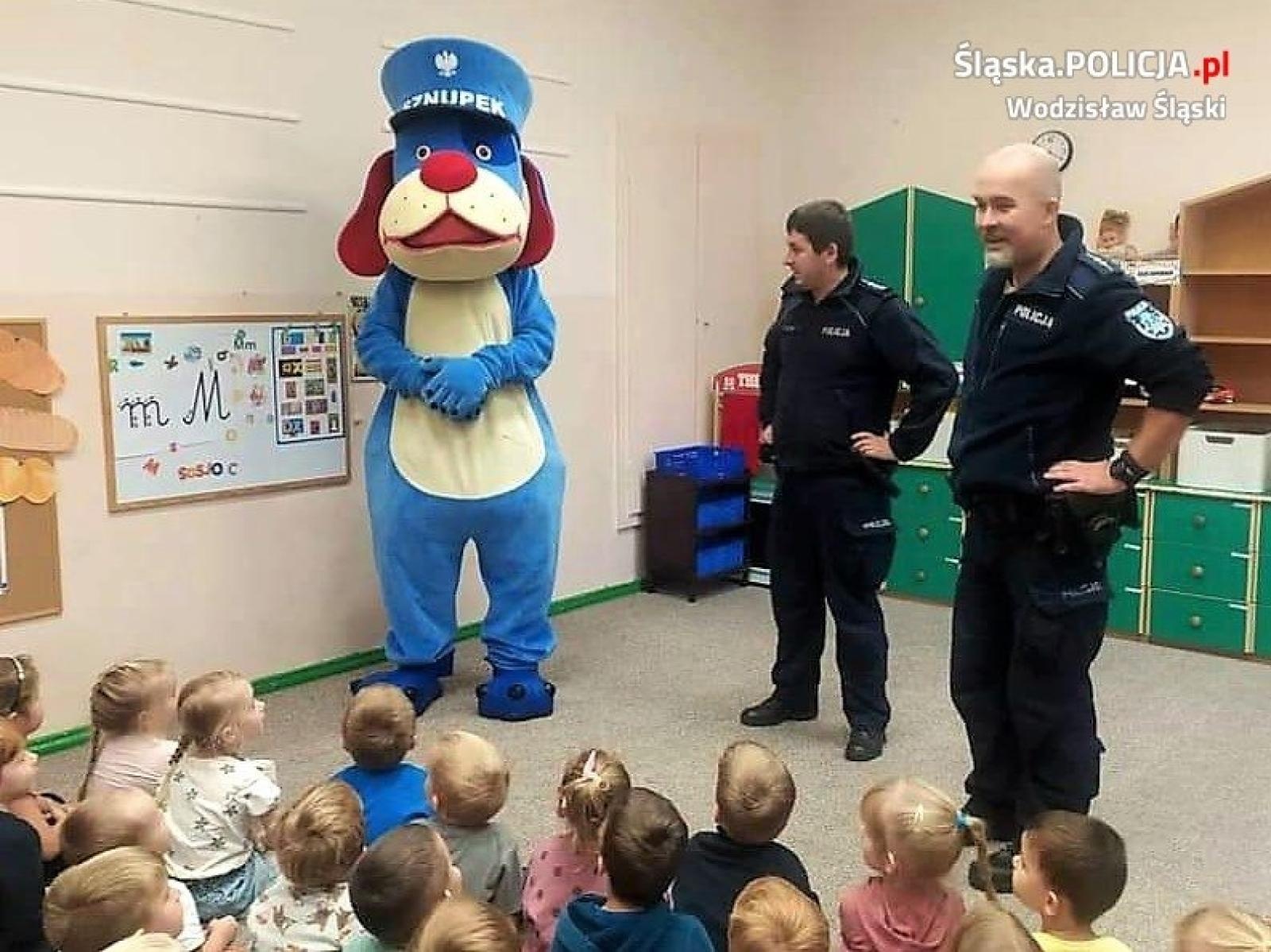Zdjęcie w galerii na portalu naszwodzislaw.com: Dzielnicowi spotkali się z przedszkolakami z Kokoszyc wiadomości z regionu