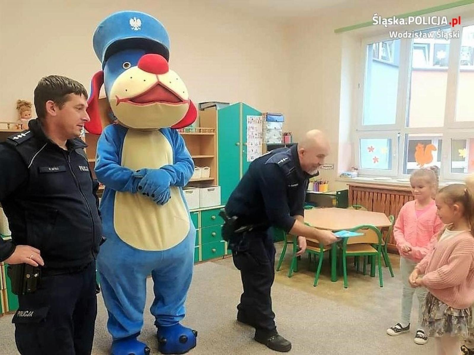 Zdjęcie w galerii na portalu naszwodzislaw.com: Dzielnicowi spotkali się z przedszkolakami z Kokoszyc wiadomości z regionu