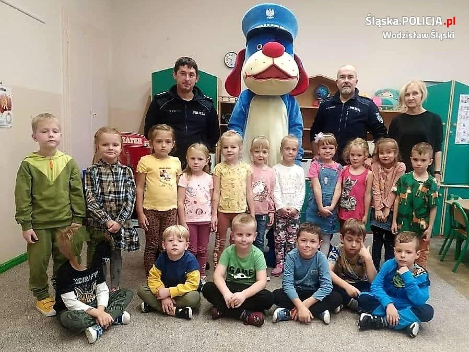 Zdjęcie w galerii na portalu naszwodzislaw.com: Dzielnicowi spotkali się z przedszkolakami z Kokoszyc wiadomości z regionu