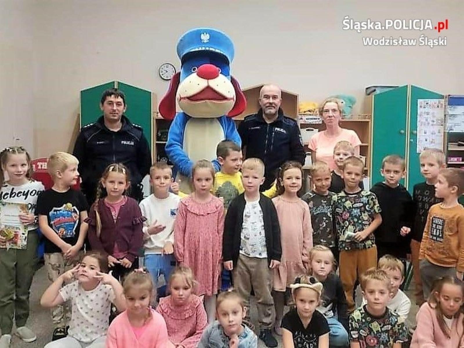 Zdjęcie w galerii na portalu naszwodzislaw.com: Dzielnicowi spotkali się z przedszkolakami z Kokoszyc wiadomości z regionu