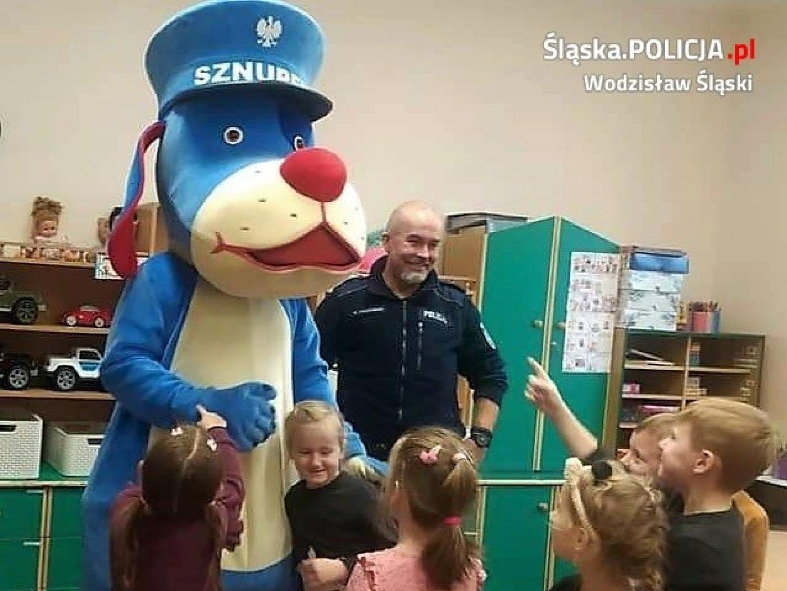 Zdjęcie w galerii na portalu naszwodzislaw.com: Dzielnicowi spotkali się z przedszkolakami z Kokoszyc wiadomości z regionu
