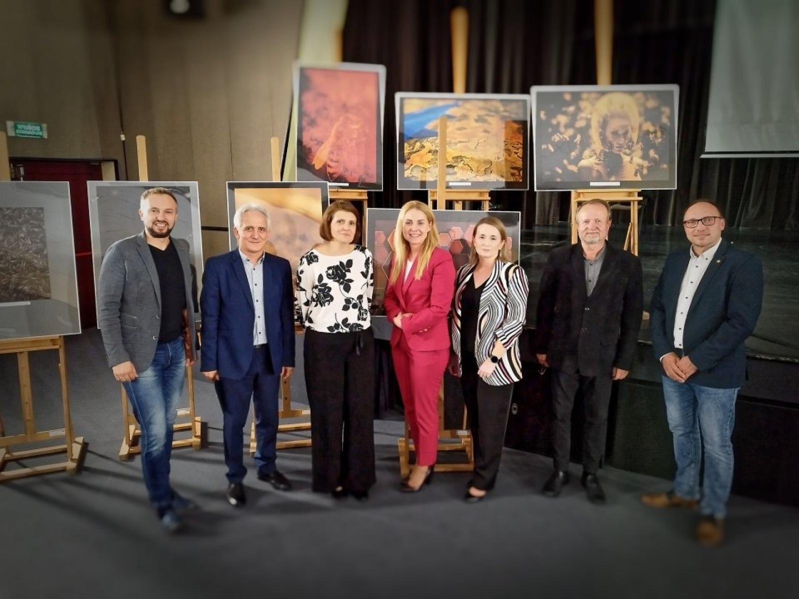 Zdjęcie w galerii na portalu naszwodzislaw.com: To Bee or not to Bee. Poznajmy zwycięzców konkursu wiadomości z regionu