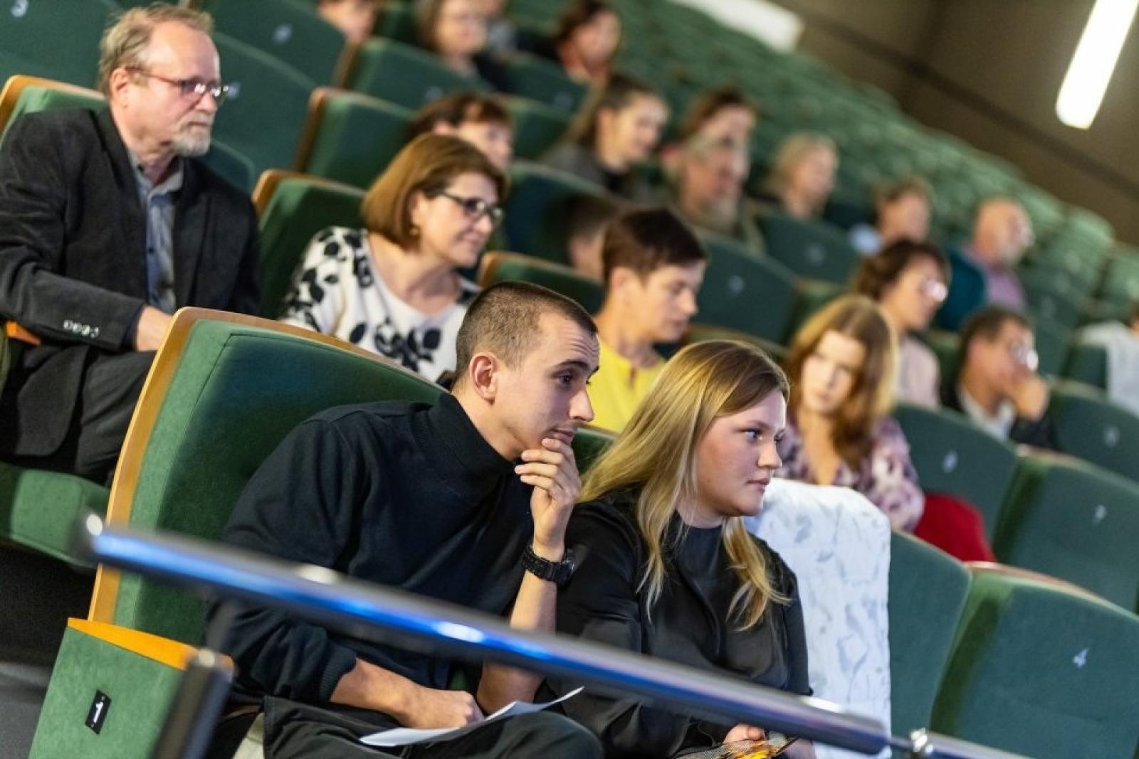 Zdjęcie w galerii na portalu naszwodzislaw.com: To Bee or not to Bee. Poznajmy zwycięzców konkursu wiadomości z regionu