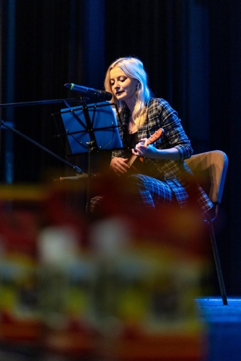 Zdjęcie w galerii na portalu naszwodzislaw.com: To Bee or not to Bee. Poznajmy zwycięzców konkursu wiadomości z regionu