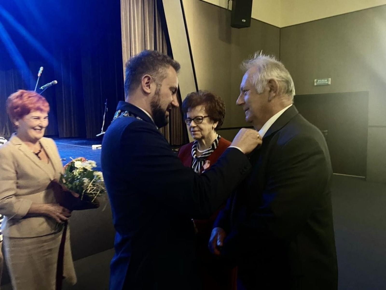 Zdjęcie w galerii na portalu naszwodzislaw.com: Ponad 50 lat wspólnej drogi. Małżeńskie jubileusze w Rydułtowach wiadomości z regionu