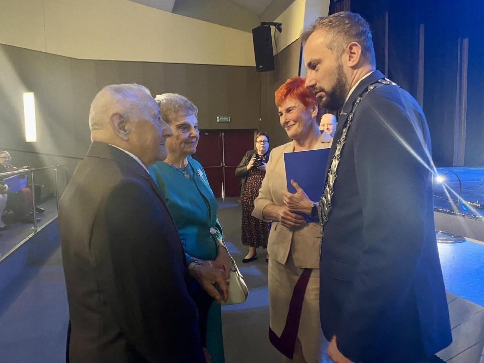 Zdjęcie w galerii na portalu naszwodzislaw.com: Ponad 50 lat wspólnej drogi. Małżeńskie jubileusze w Rydułtowach wiadomości z regionu