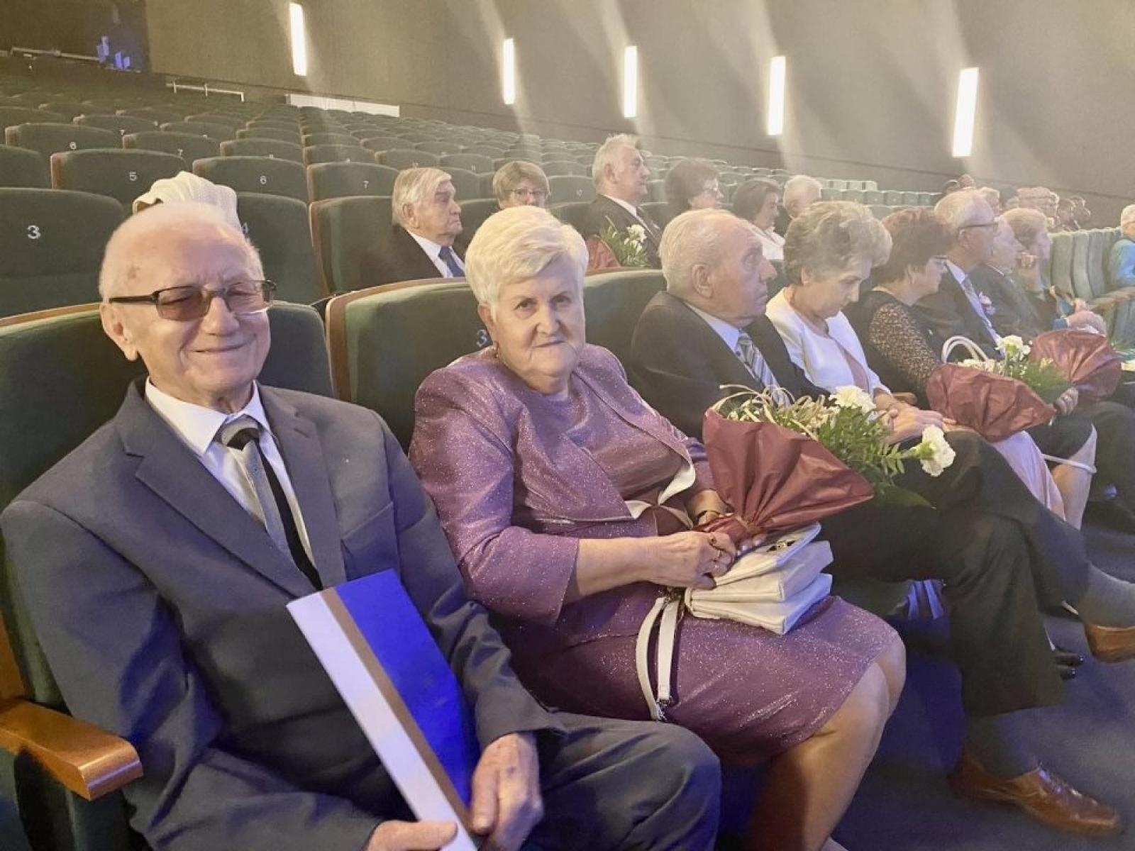 Zdjęcie w galerii na portalu naszwodzislaw.com: Ponad 50 lat wspólnej drogi. Małżeńskie jubileusze w Rydułtowach wiadomości z regionu