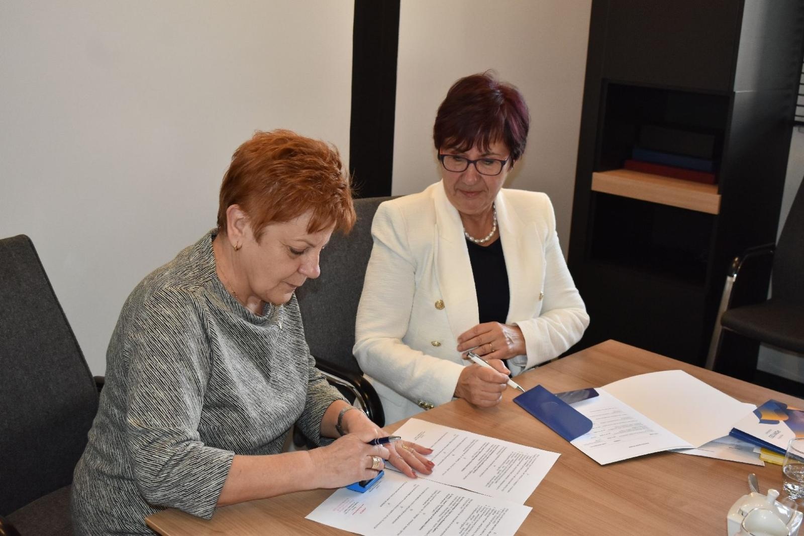 Zdjęcie w galerii na portalu naszwodzislaw.com: Zawodowe debiuty ponownie w liceach Powiatu Wodzisławskiego. Podpisano porozumienie wiadomości z regionu