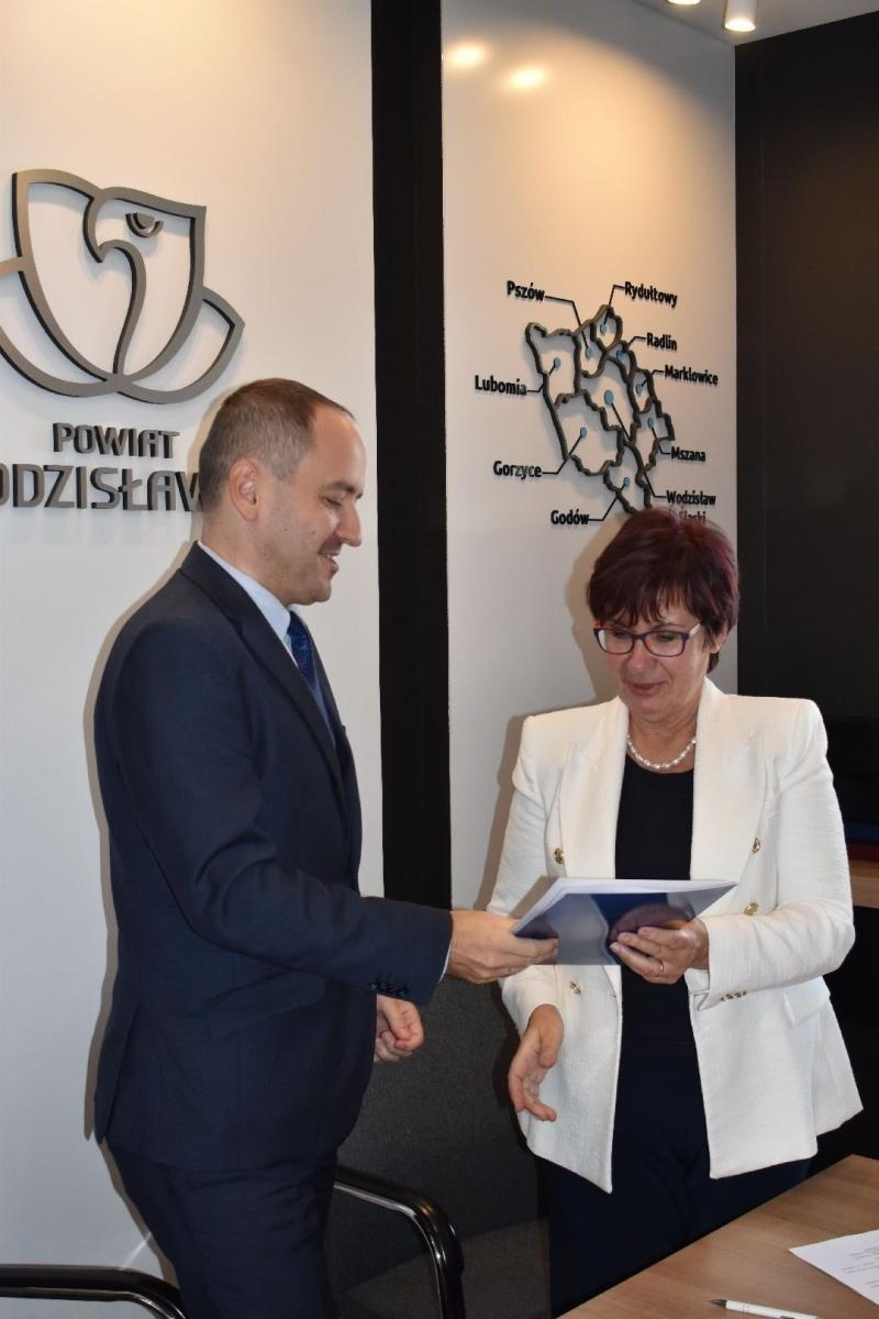 Zdjęcie w galerii na portalu naszwodzislaw.com: Zawodowe debiuty ponownie w liceach Powiatu Wodzisławskiego. Podpisano porozumienie wiadomości z regionu