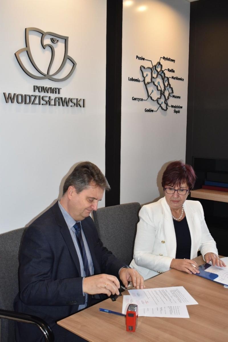 Zdjęcie w galerii na portalu naszwodzislaw.com: Zawodowe debiuty ponownie w liceach Powiatu Wodzisławskiego. Podpisano porozumienie wiadomości z regionu