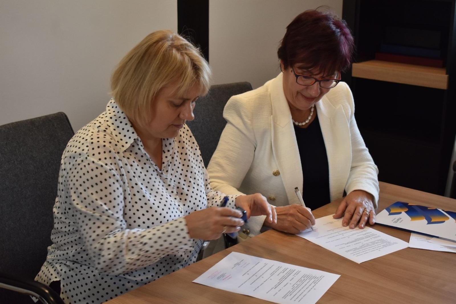 Zdjęcie w galerii na portalu naszwodzislaw.com: Zawodowe debiuty ponownie w liceach Powiatu Wodzisławskiego. Podpisano porozumienie wiadomości z regionu