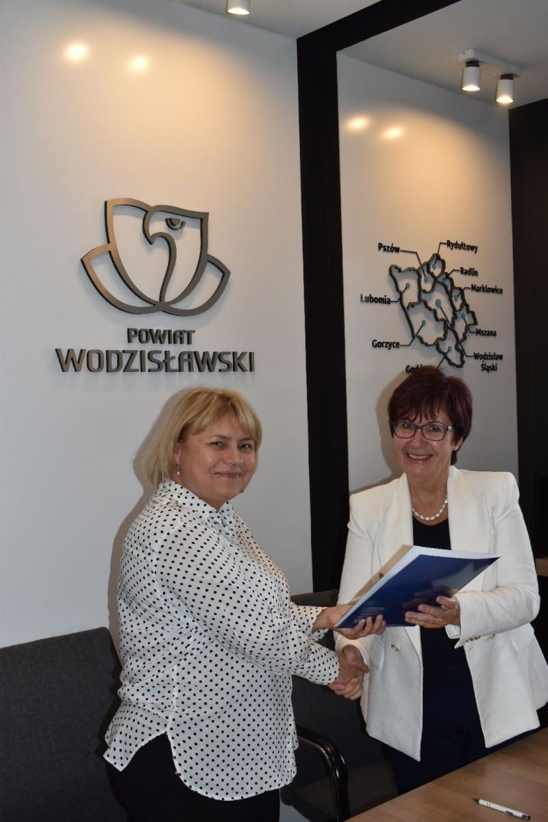 Zdjęcie w galerii na portalu naszwodzislaw.com: Zawodowe debiuty ponownie w liceach Powiatu Wodzisławskiego. Podpisano porozumienie wiadomości z regionu