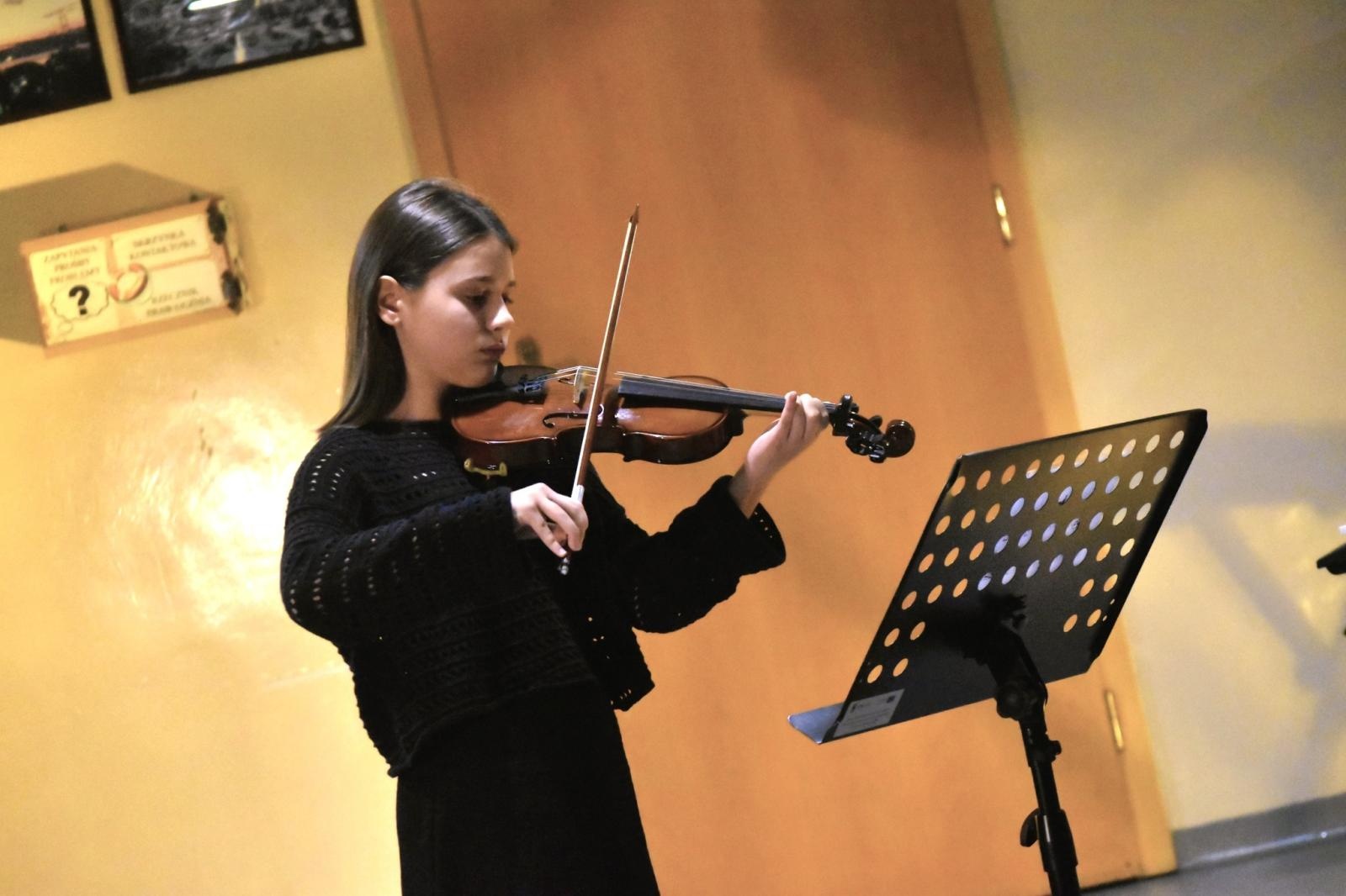 Zdjęcie w galerii na portalu naszwodzislaw.com: Uczniowie z Gołkowic uczcili rok Wisławy Szymborskiej [FOTO] wiadomości z regionu