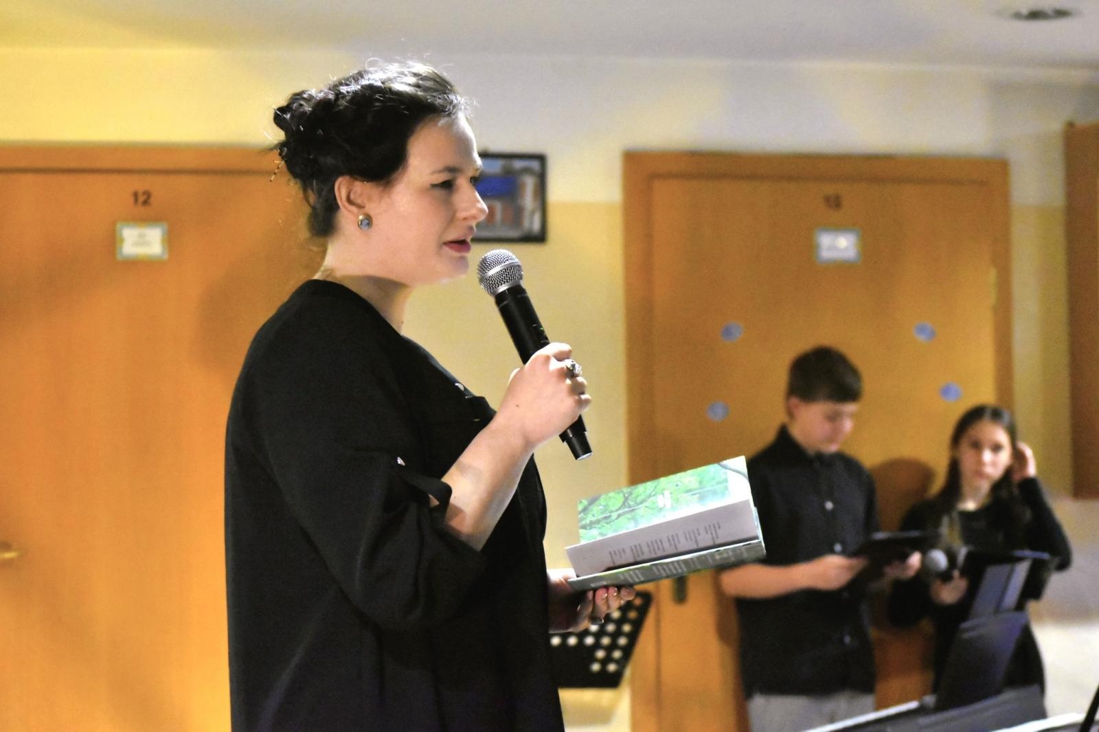 Zdjęcie w galerii na portalu naszwodzislaw.com: Uczniowie z Gołkowic uczcili rok Wisławy Szymborskiej [FOTO] wiadomości z regionu