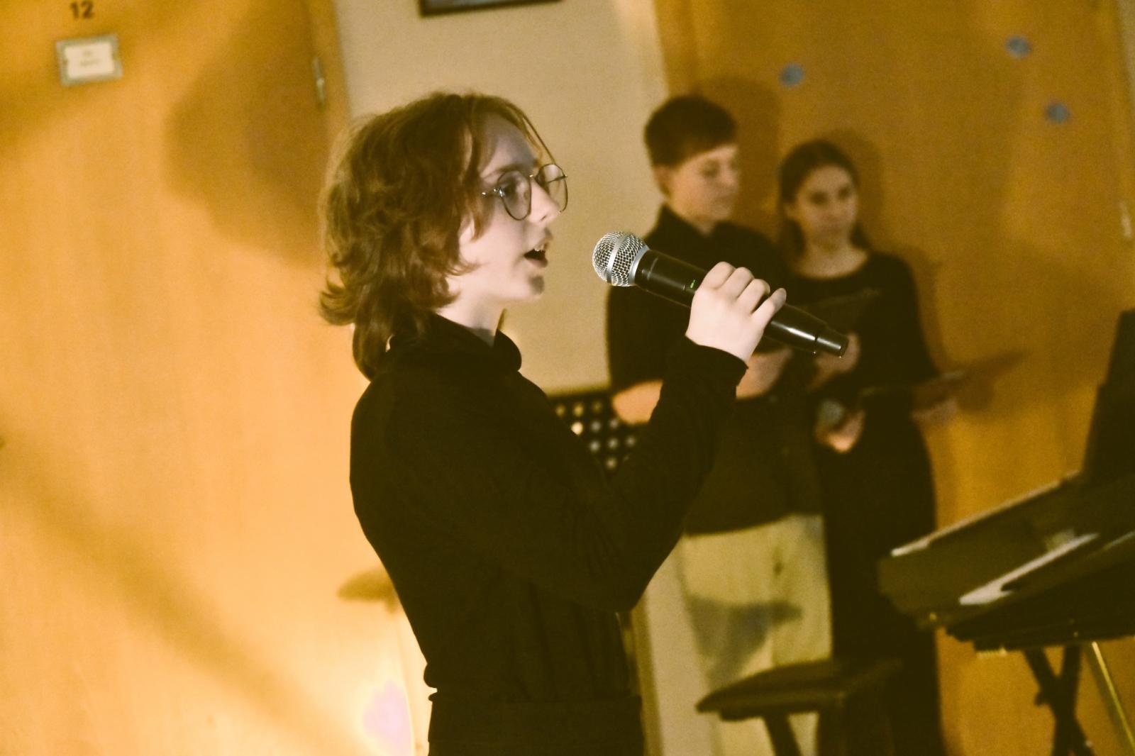 Zdjęcie w galerii na portalu naszwodzislaw.com: Uczniowie z Gołkowic uczcili rok Wisławy Szymborskiej [FOTO] wiadomości z regionu