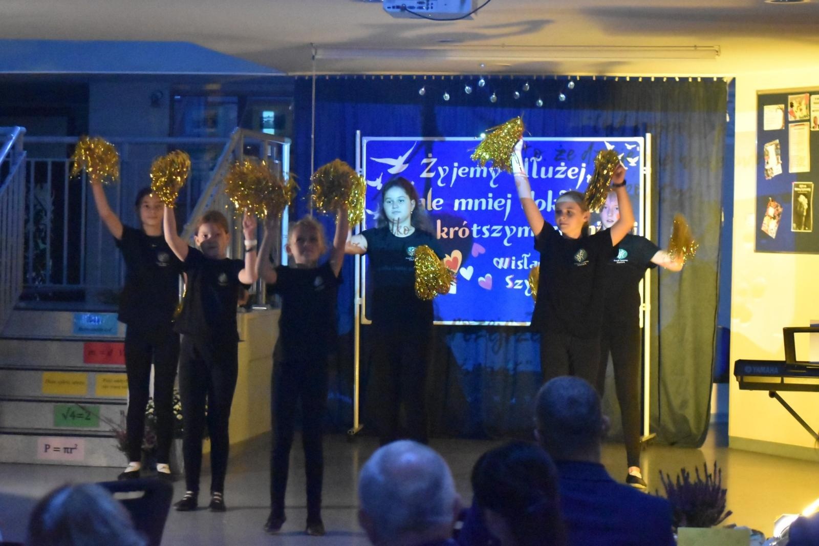 Zdjęcie w galerii na portalu naszwodzislaw.com: Uczniowie z Gołkowic uczcili rok Wisławy Szymborskiej [FOTO] wiadomości z regionu