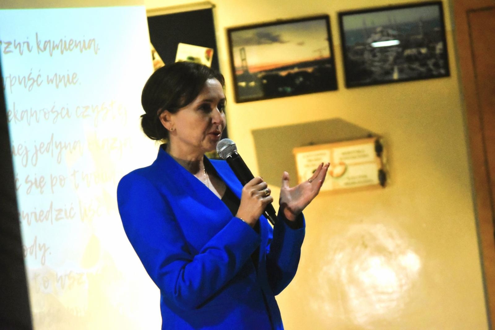 Zdjęcie w galerii na portalu naszwodzislaw.com: Uczniowie z Gołkowic uczcili rok Wisławy Szymborskiej [FOTO] wiadomości z regionu