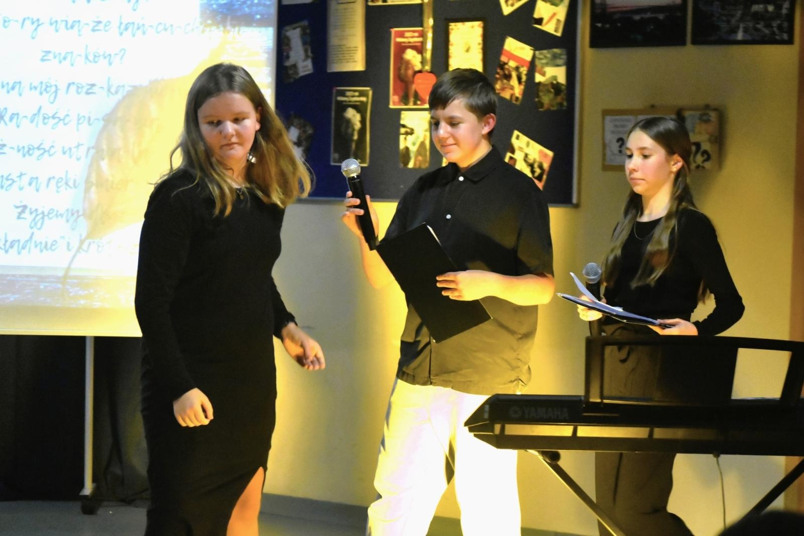 Zdjęcie w galerii na portalu naszwodzislaw.com: Uczniowie z Gołkowic uczcili rok Wisławy Szymborskiej [FOTO] wiadomości z regionu