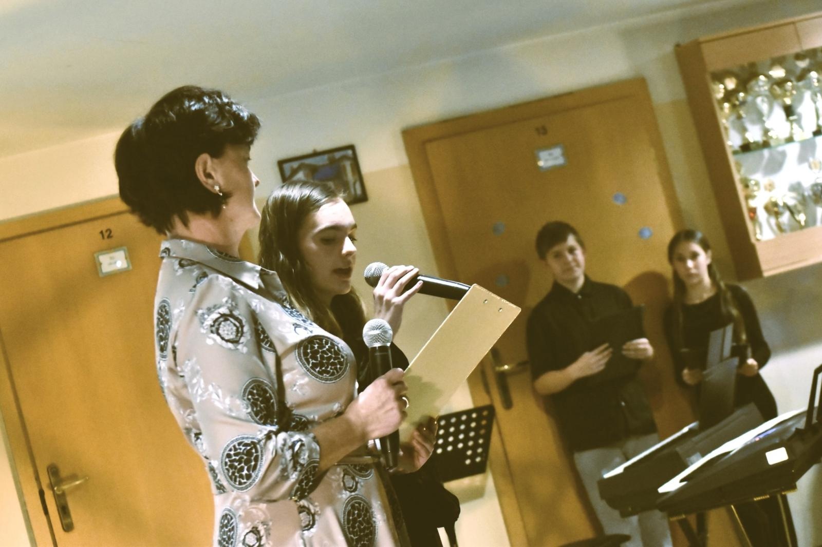 Zdjęcie w galerii na portalu naszwodzislaw.com: Uczniowie z Gołkowic uczcili rok Wisławy Szymborskiej [FOTO] wiadomości z regionu