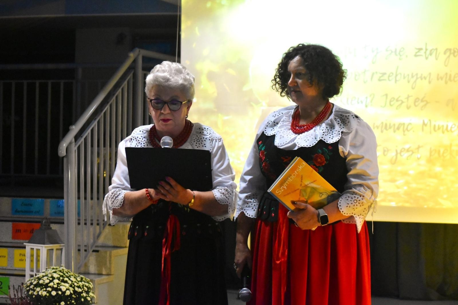 Zdjęcie w galerii na portalu naszwodzislaw.com: Uczniowie z Gołkowic uczcili rok Wisławy Szymborskiej [FOTO] wiadomości z regionu