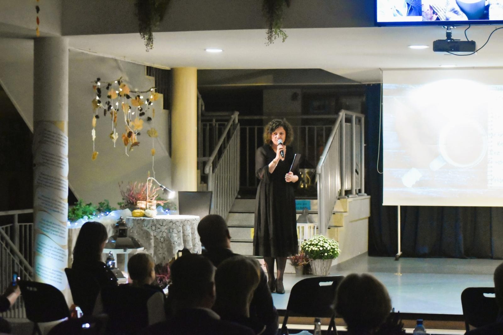 Zdjęcie w galerii na portalu naszwodzislaw.com: Uczniowie z Gołkowic uczcili rok Wisławy Szymborskiej [FOTO] wiadomości z regionu