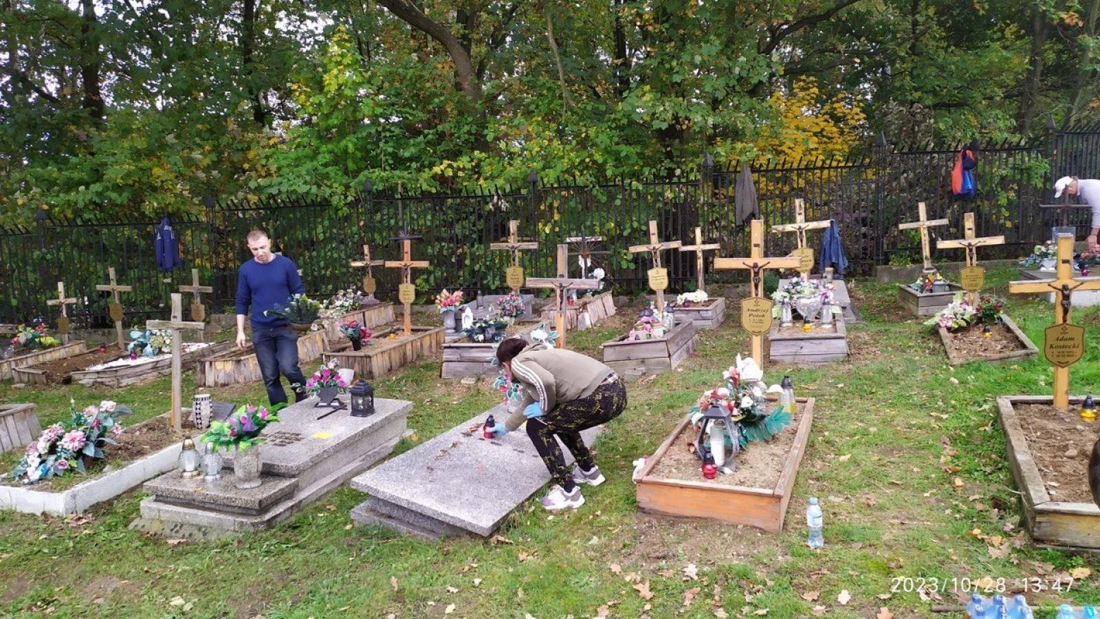 Zdjęcie w galerii na portalu naszwodzislaw.com: Stowarzyszenie Wodzisław 2.0 pamięta o grobach ludzi bezdomnych wiadomości z regionu