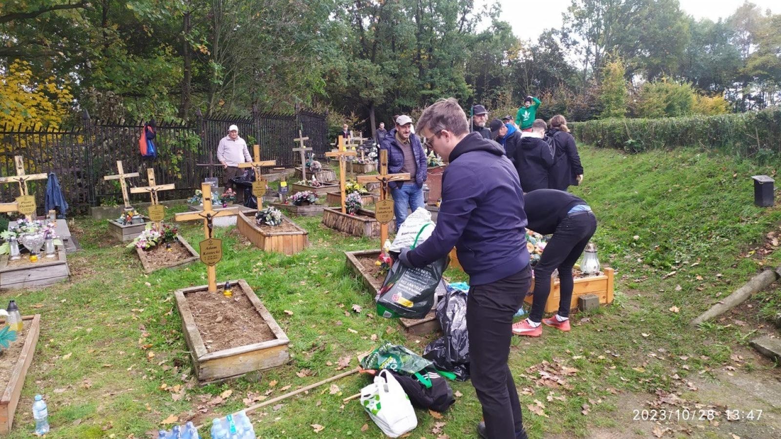 Zdjęcie w galerii na portalu naszwodzislaw.com: Stowarzyszenie Wodzisław 2.0 pamięta o grobach ludzi bezdomnych wiadomości z regionu